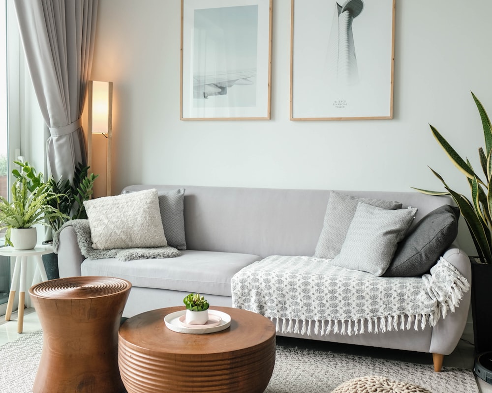 Klinikkens venteværelse med lys sofa, grønne planter og blødt dagslys fra vinduet.